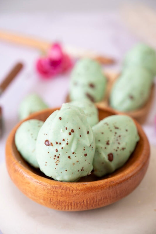 Fläckiga påskägg av havremassa