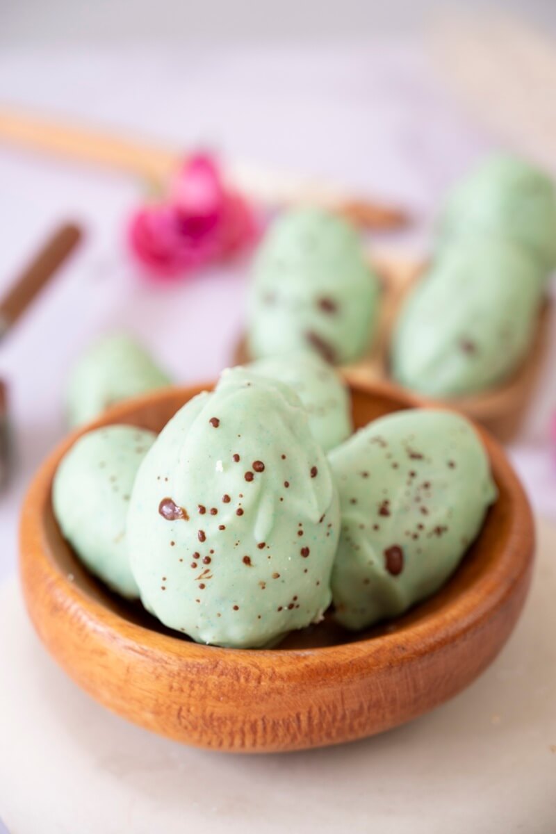 Fläckiga påskägg av havremassa