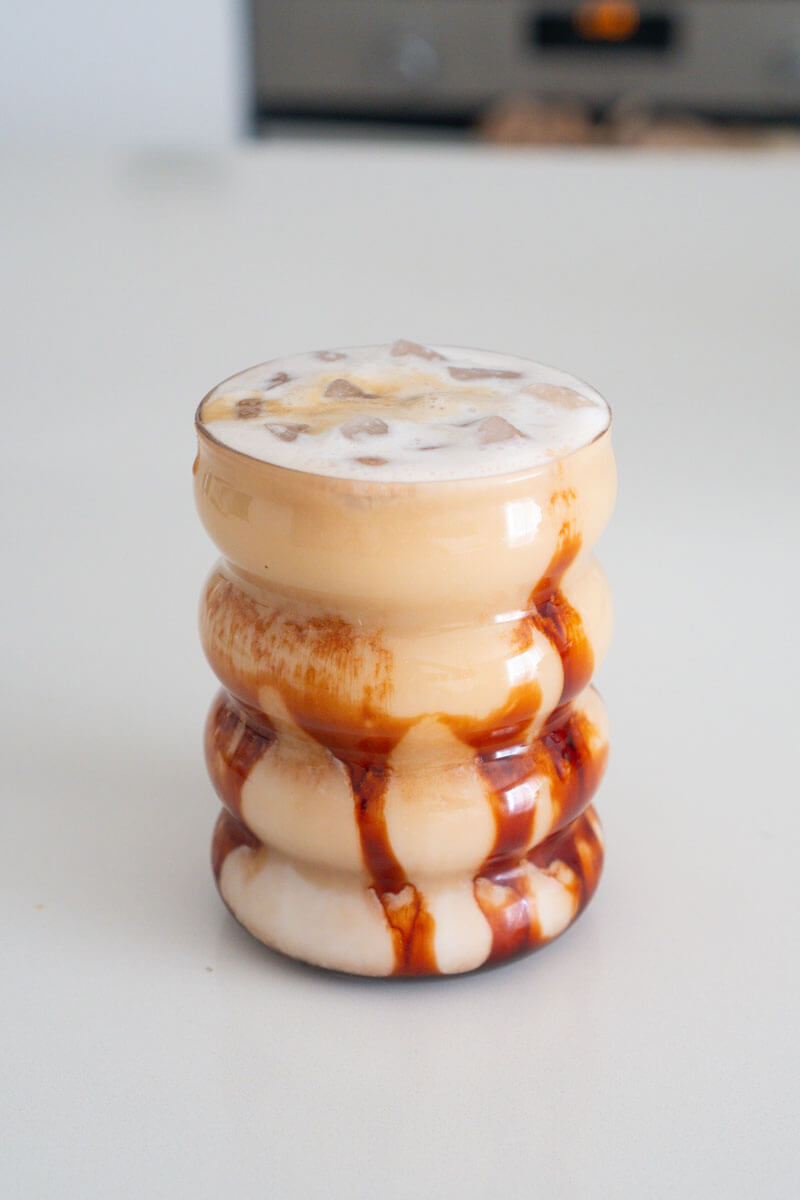 Iskall mandel-dadel-latte