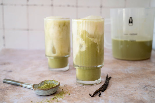 Matcha latte med vanilj och hemmagjord rismjölk